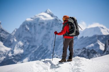 Trekker Renjo La geçidi Everest bölgesi tarafından yürüyor