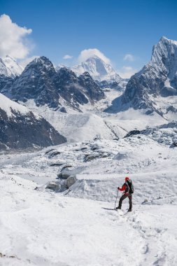 Trekker Renjo La geçidi Everest bölgesi tarafından yürüyor