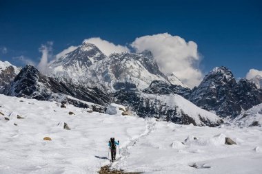 Trekker Renjo La geçidi Everest bölgesi tarafından yürüyor