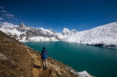 Adam yakın Gokyo göl Everest bölgesinde, Nepal doğa yürüyüşü