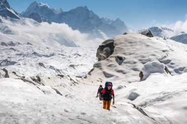 Trekker Everest saha kampı bir yolda Khumbu Vadisi'nde