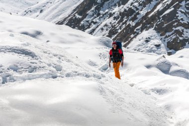 Trekker Everest saha kampı bir yolda Khumbu Vadisi'nde