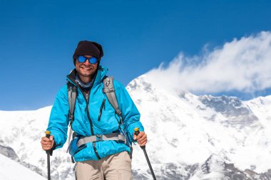 Trekker Everest saha kampı bir yolda Khumbu Vadisi'nde