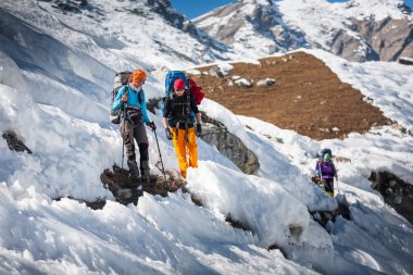 Parkur Gokyo buzul Khumbu Vadisi'nde bir yolda geçiyorlar