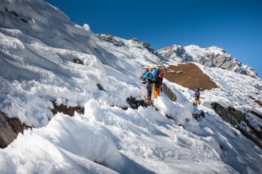 Parkur Gokyo buzul Khumbu Vadisi'nde bir yolda geçiyorlar