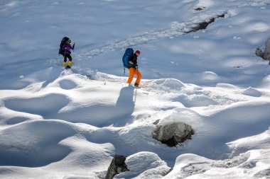 Parkur Gokyo buzul Khumbu Vadisi'nde bir yolda geçiyorlar