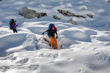 Parkur Gokyo buzul Khumbu Vadisi'nde bir yolda geçiyorlar