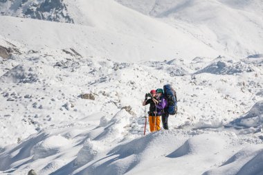 Eve giderken Gokyo buzul Khumbu Valley crossing parkur