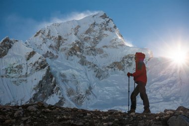 Trekker Everest saha kampı bir yolda Khumbu Vadisi'nde