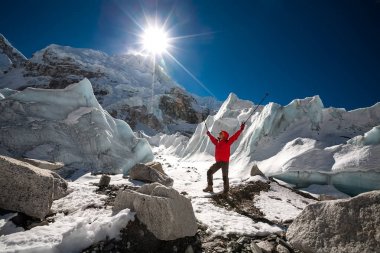 Trekkes kamera büyük buzul fro düşen önünde poz
