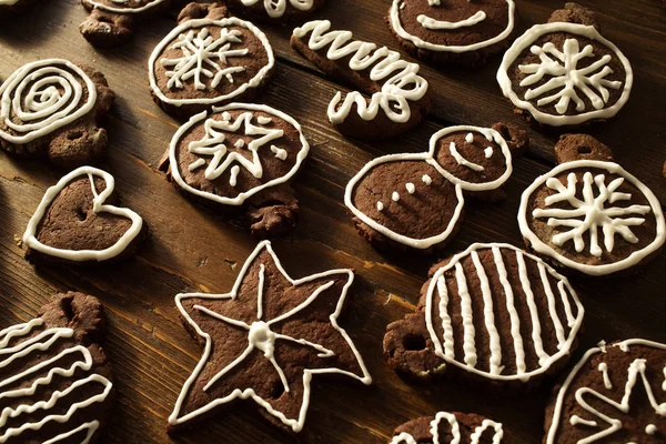 Navidad tradicional casera de jengibre y galletas de chocolate deco — Foto de Stock