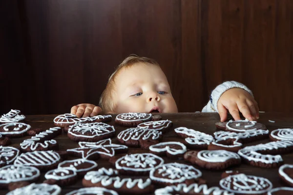 小さな男の子は、伝統的な自家製クリスマス ジンジャーをつかむしようとする、 — ストック写真