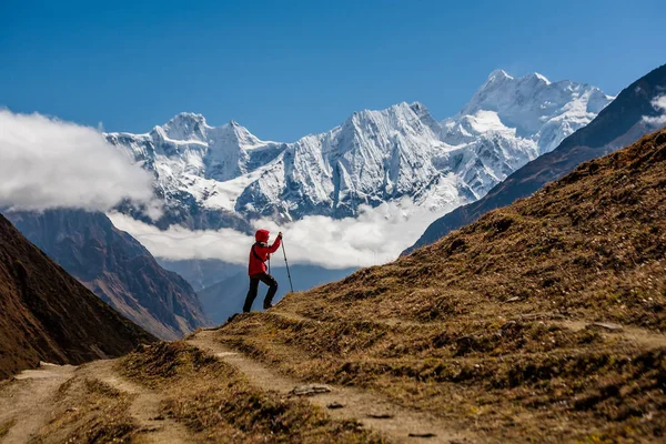 Manaslu devre üzerinde Trekker trek Nepal'de