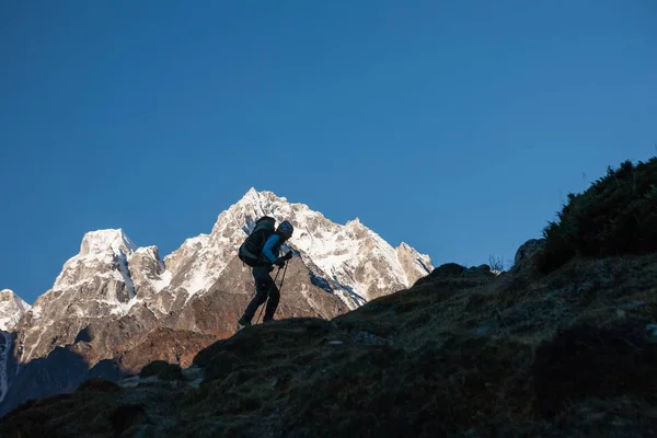 Trekker en el circuito de Manaslu trek en Nepal — Foto de Stock