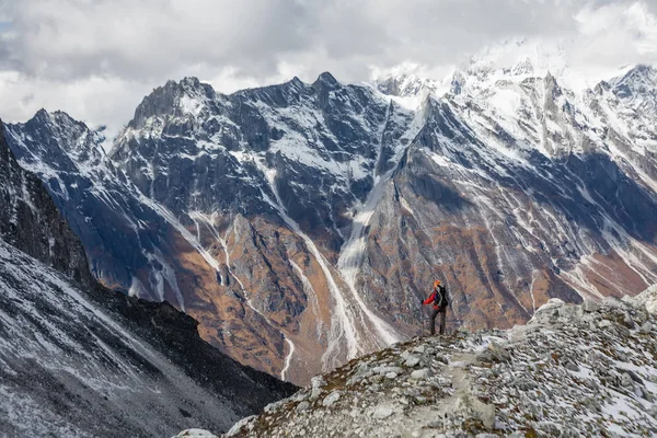 Trekker desce fron Larke La pass em Manaslu circuito de caminhada em — Fotografia de Stock