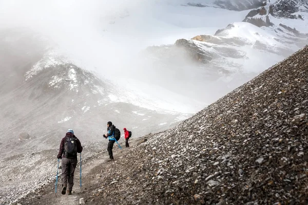 Yavaş yavaş yürümek için Thorung La geçmek - en yüksek nokta üzerinde trekker — Stok fotoğraf