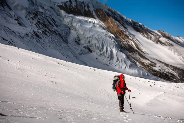 Trekker al Passo Thorung La - punto più alto del circo dell'Annapurna — Foto Stock