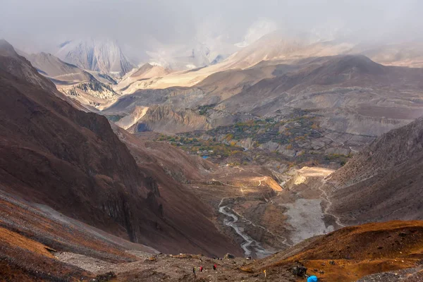 Met het oog op lagere Mustang gebied op Annapurna circuit trek in Nepal — Stockfoto