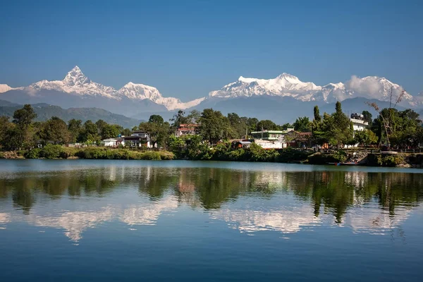 Bekijken van de Annapurna gebergte en haar reflectie in Phewa lak — Stockfoto