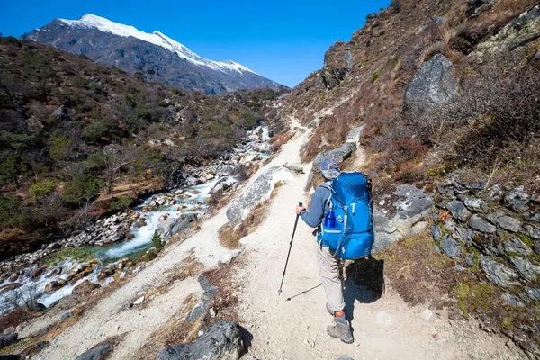 Trekker se aproxima de Renjo La pass a caminho do acampamento base do Everest — Fotografia de Stock
