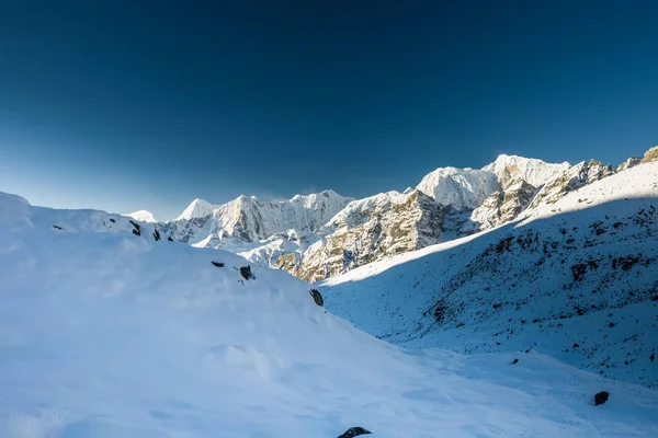 Op een weg naar Renjo La pass in Everest regio in Nepal — Stockfoto