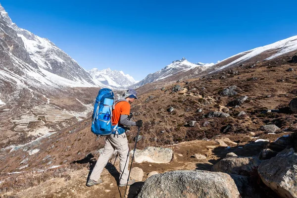 Trekker approaching Renjo La pass on a way to Everest Base camp — Stock Photo, Image