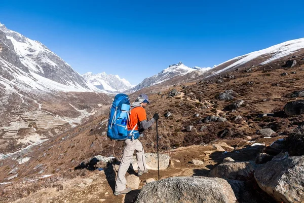 Trekker dans la vallée de Khumbu sur le chemin du camp de base de l'Everest — Photo