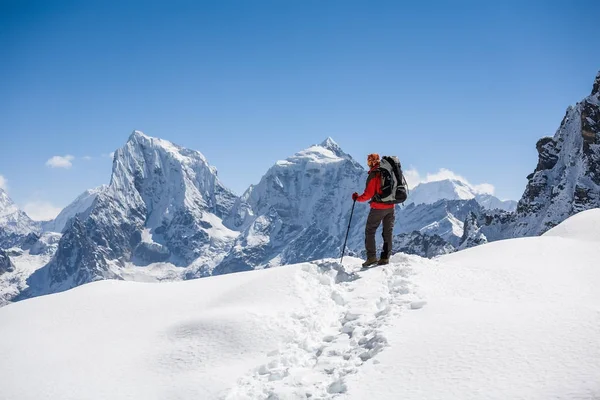 Trekker με τα πόδια από το Renjo La περάσει στην περιοχή Everest — Φωτογραφία Αρχείου