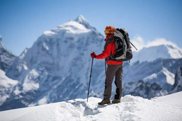 Trekker jest chodzenie przez przełęcz Renjo La w regionie Everest — Zdjęcie stockowe