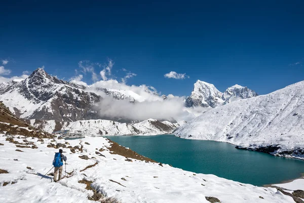 Man is trekking near Gokyo lake in Everest region, Непал — стоковое фото