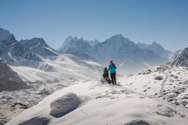 Trekker en el valle de Khumbu de camino al campamento base del Everest — Foto de Stock