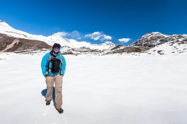Trekker Everest saha kampı bir yolda Khumbu Vadisi'nde — Stok fotoğraf