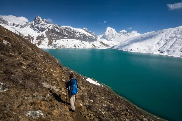 Omul face drumeții lângă lacul Gokyo din regiunea Everest, Nepal — Fotografie, imagine de stoc