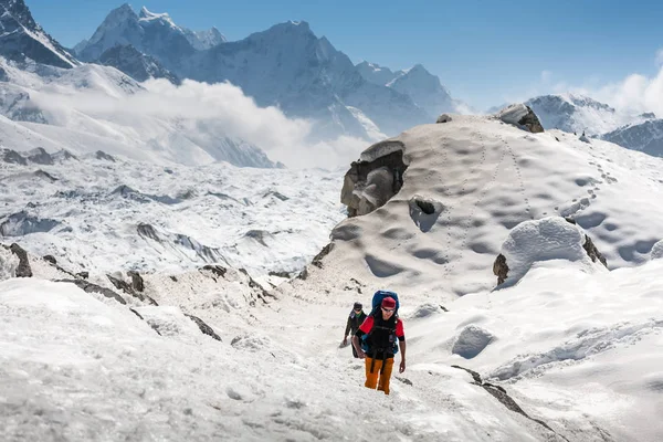 Trekker en el valle de Khumbu de camino al campamento base del Everest — Foto de Stock