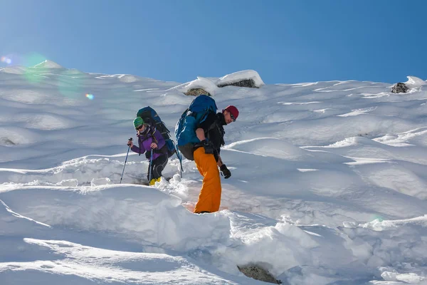 Trekkers estão atravessando a geleira Gokyo no vale de Khumbu em uma maneira de — Fotografia de Stock