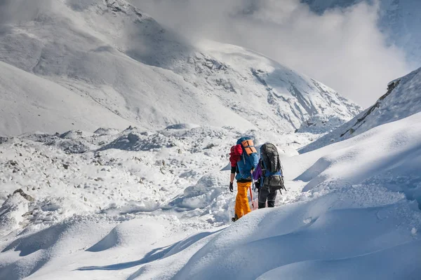 Trekkers crossing Gokyo glacier in Khumbu valley on a way to Eve — Stock Photo, Image