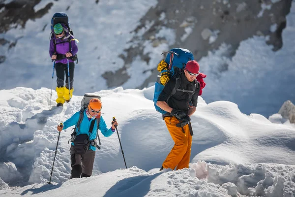 Trekkers que cruzam a geleira Gokyo no vale de Khumbu a caminho de Eva — Fotografia de Stock