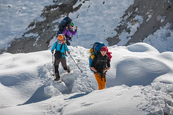 Trekkers que cruzam a geleira Gokyo no vale de Khumbu a caminho de Eva — Fotografia de Stock