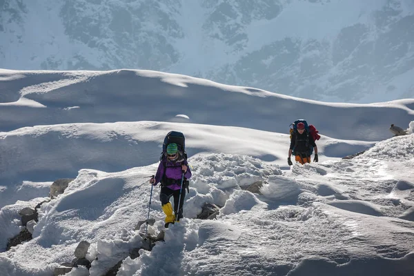 Путешественники, пересекающие ледник Гокио в долине Кхумбу на пути к Еве — стоковое фото