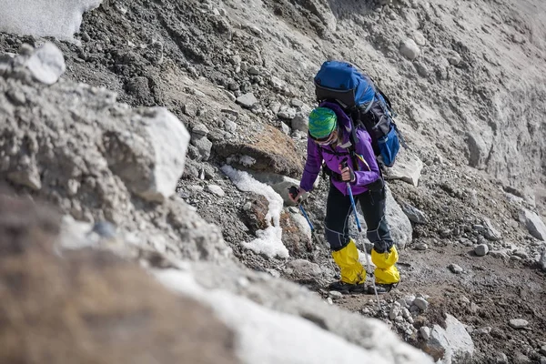 Περιπατητές που διασχίζουν Gokyo παγετώνα Κούμπου κοιλάδα σε έναν τρόπο να Εύα — Φωτογραφία Αρχείου