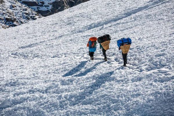 Porters cruzando Cho La pass na região do Everest, Nepal — Fotografia de Stock