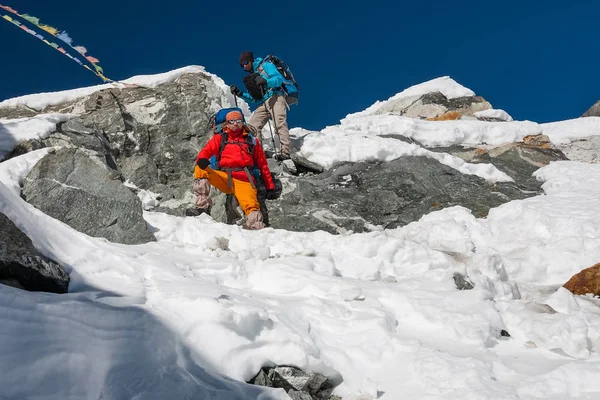 Trekkers cruzando Cho La pass na região do Everest, Nepal — Fotografia de Stock