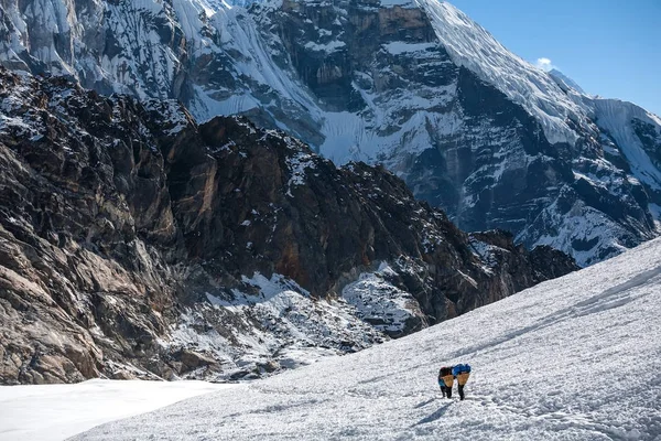 在珠穆朗玛峰地区，尼泊尔搬运工穿越雀儿山传递 — 图库照片