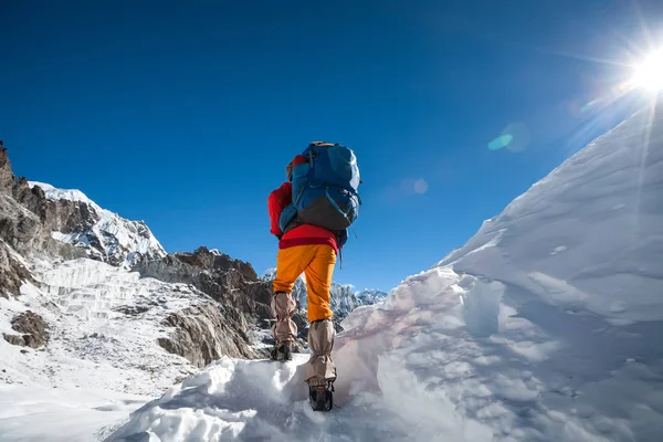 ネパール エベレスト地域で町ラを渡る登山者を渡す — ストック写真