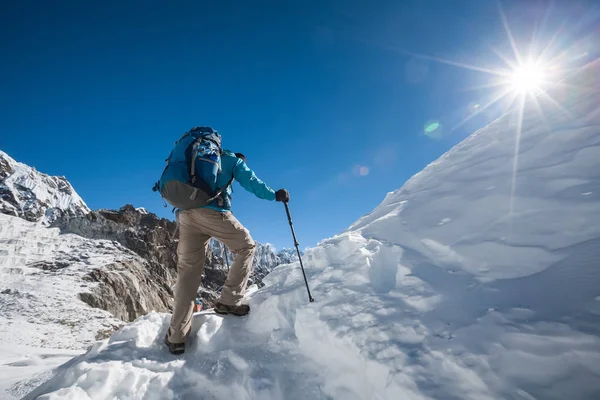 Trekkers traversant le col de Cho La dans la région de l'Everest, Népal — Photo