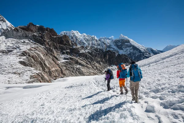 Треккеры, пересекающие перевал Чо Ла в районе Эвереста, Непал — стоковое фото