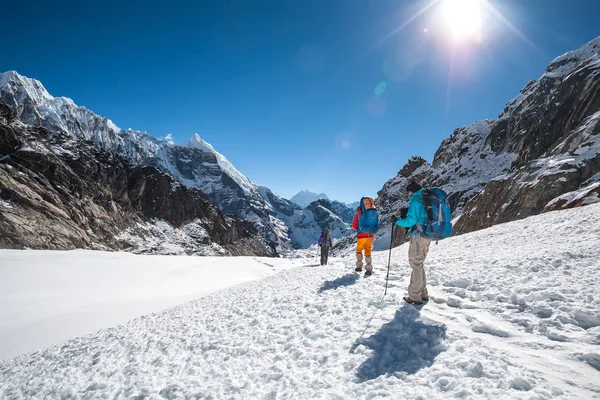 Trekkers cruzando Cho La pass na região do Everest, Nepal — Fotografia de Stock