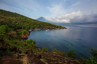 Amed köye bulutlu günlerde Bali ada, Indonesi görüntüleyin.