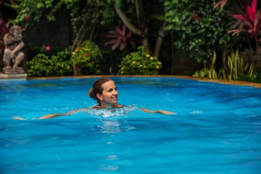 Tropik mavi havuzunda Caucasican kadın aittir