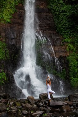 Kadın Gitgit şelale Bali Endonezya yoga uygulamaları